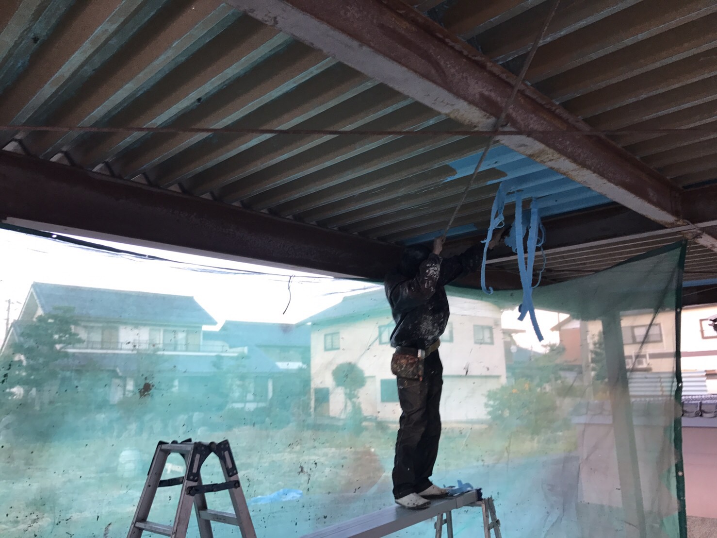 揖斐郡池田町 折半屋根のペフ(結露防止材)を剥がす作業