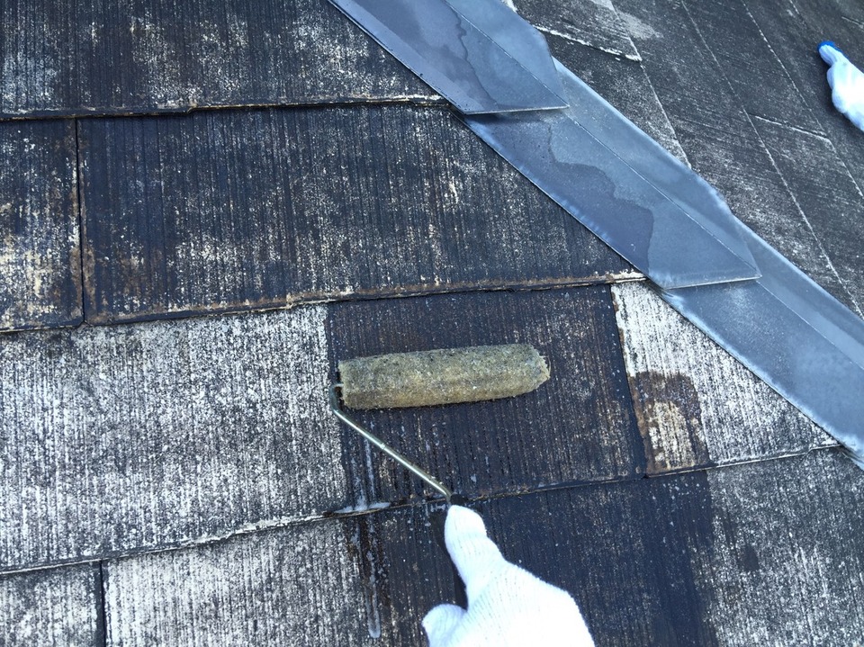 瑞穂市 高圧洗浄後はスレート屋根の下塗り塗装