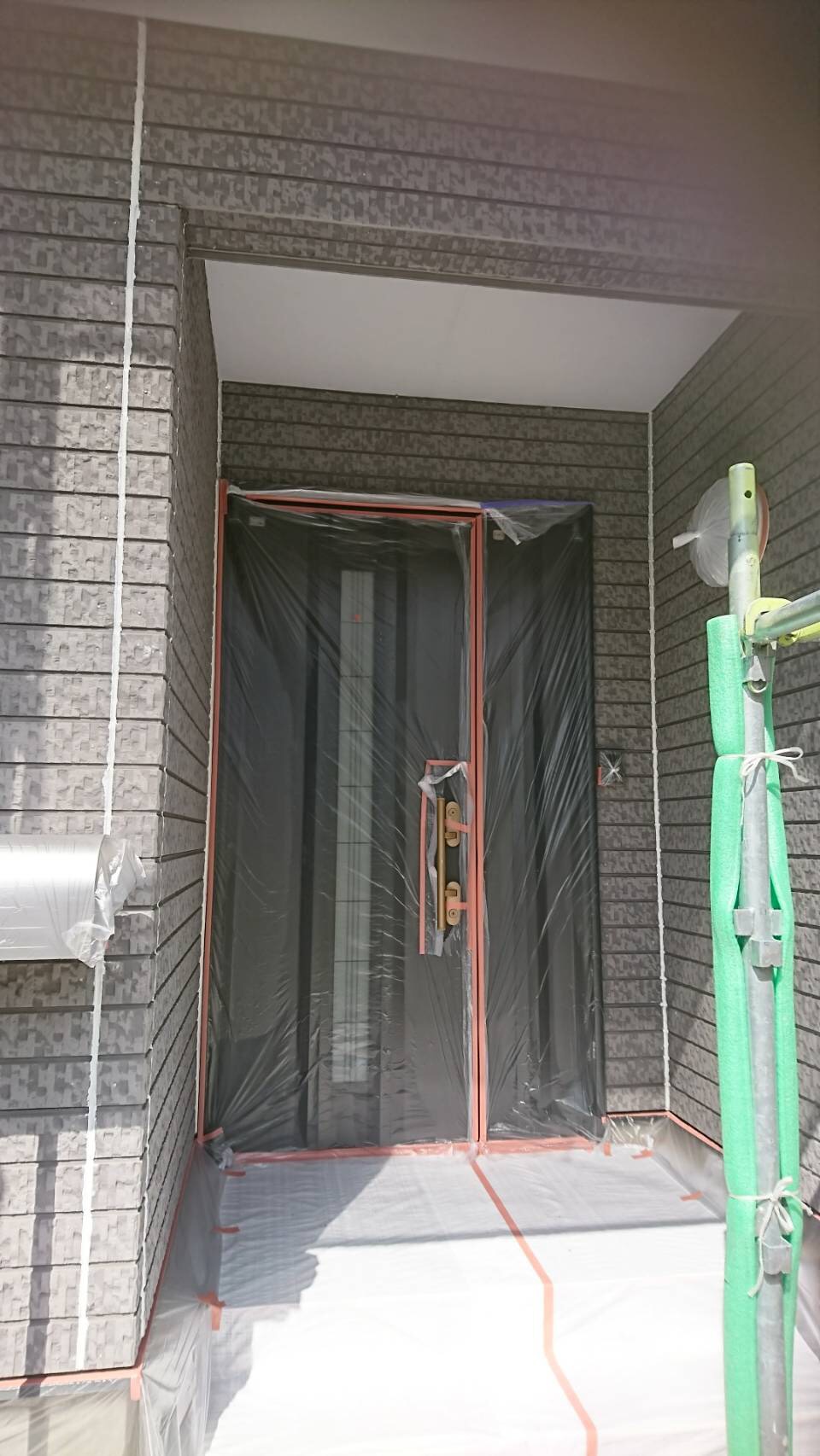 安八郡神戸町 外壁塗装工事が始まっています