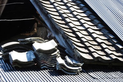 大垣の防水工事に対応している【アイムス】では職人がしっかり瓦をメンテナンス